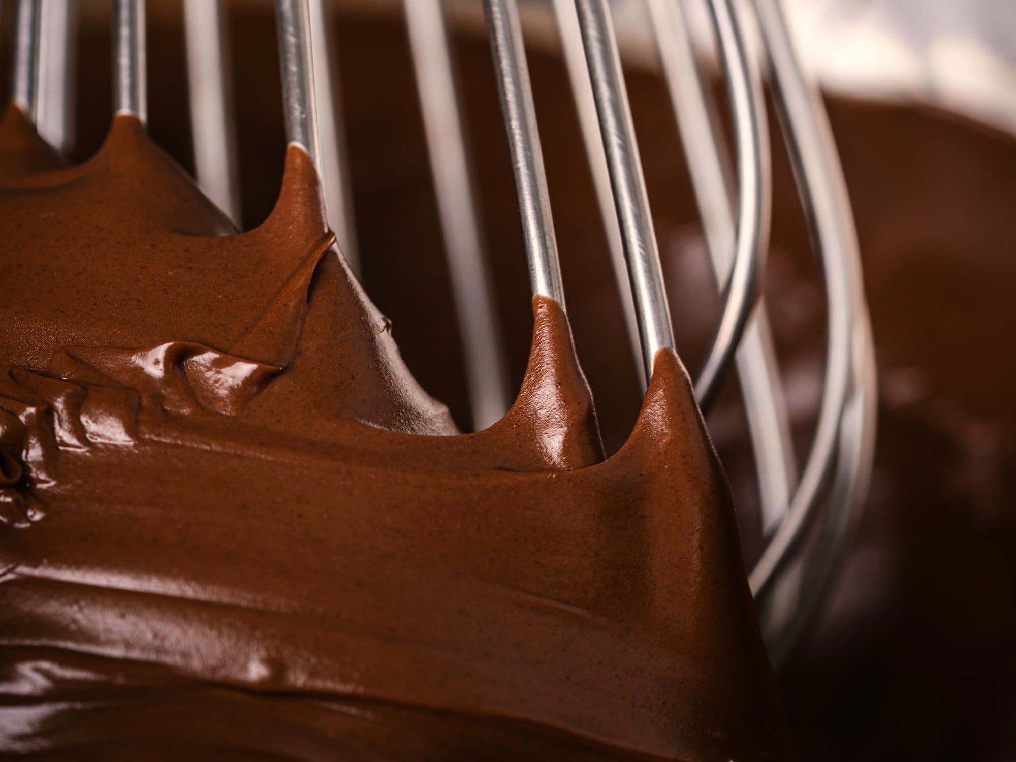 Ganache de chocolate no ponto, puxada pelo fouet
